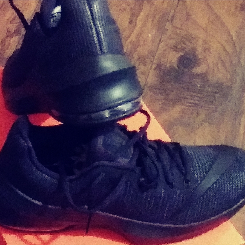 Nikes . - Picture 5 of 5